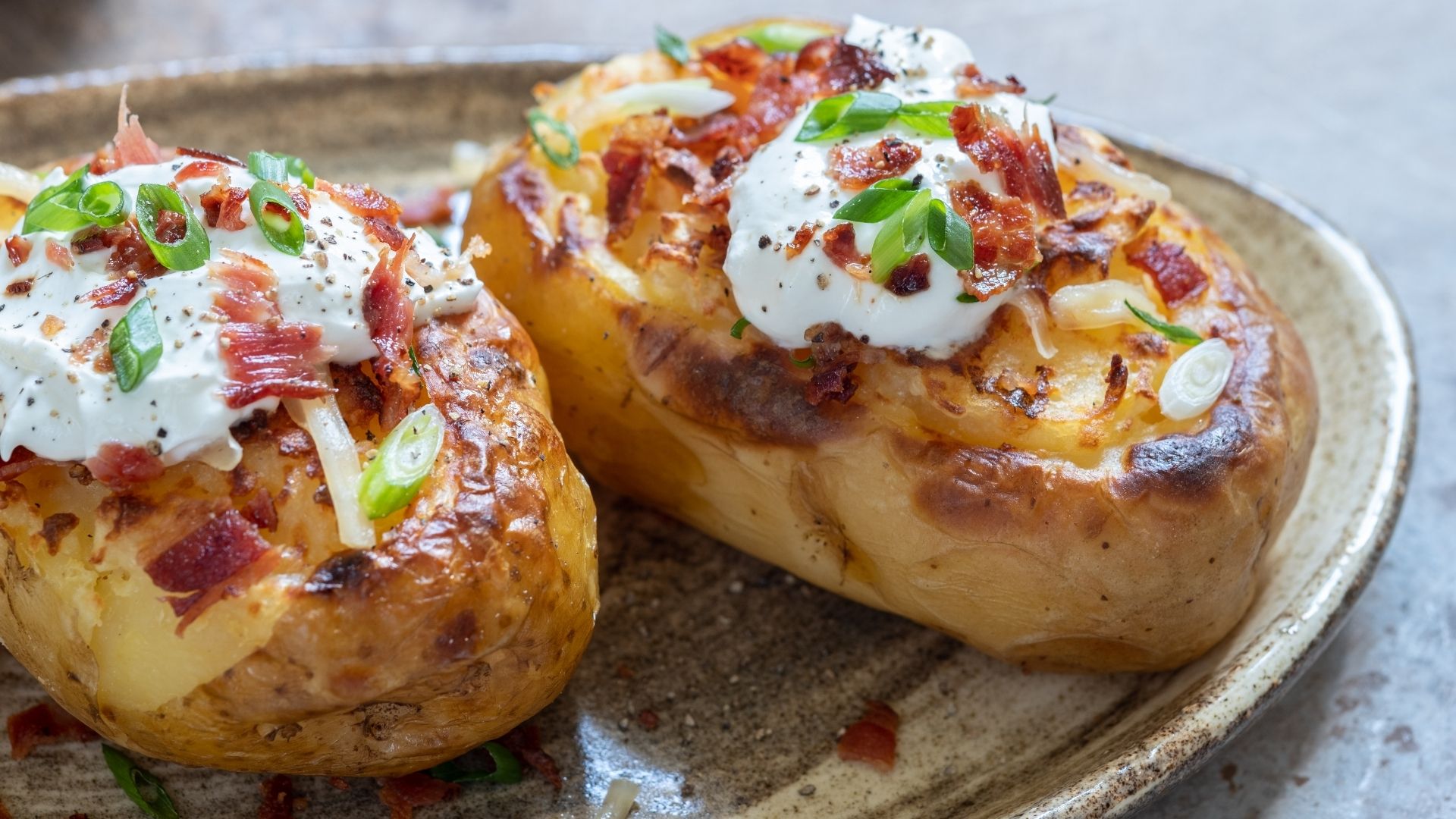 jacket potatoes with filling, including spring onions, low fat cheese and ham loading=